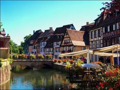 Surnomme affectueusement la Petite Venise en Alsace, elle affiche de belles maisons  colombages. C'est ...