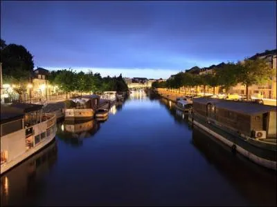 Je suis une grande ville de l'ouest de la France. Surnomme la Venise de l'Ouest, que suis-je ?