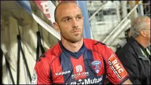 Footballeur franais n  Mayenne en 1977, il est notamment pass par les clubs d'Auxerre, d'Ajaccio ou encore de Clermont. Qui est-ce ?