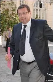 N  Paris le 2 fvrier 1956, cet homme politique franais est aussi un ancien sportif de haut niveau. Qui est-ce ?