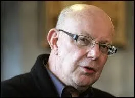 N en 1938, ce journaliste et crivain franais cre  L'vnement du jeudi  en 1984 et l'hebdomadaire d'information  Marianne . Qui est-ce ?