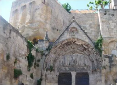 Quelle est cette commune de Gironde rpute pour ses vins qui possde la seconde glise monolithe au monde par sa taille ?