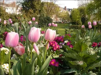 Dans quelle ville peut-on se promener dans le jardin des Prbendes d'O ?