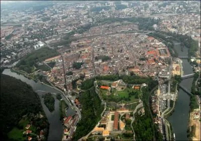 Avec quelle pierre calcaire de couleur ocre avec des taches bleues-grises sont construit de nombreux btiments de la ville de Besanon ?
