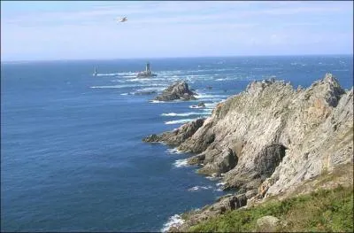 Lieu de renomme touristique internationale, la pointe du Raz domine la mer d'Iroise d'une hauteur de :