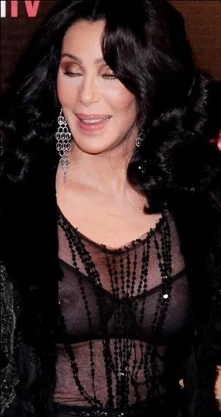 Qui est cette actrice et remarquable chanteuse d'origine cherokee, qui d�fraya la chronique people avec ses robes provocatrices et ses recours � la chirurgie esth�tique. Ce fut l'une des pionni�res du genre.