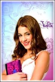 Quelle est la couleur de la fleur sur le journal intime de Violetta ?
