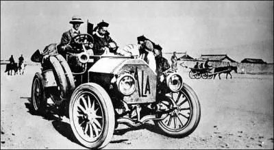 Le 10 aot, le prince Borghese vient de remporter la course de voitures la plus longue que le monde ait jamais connue. D'une distance de 12 874 km, quelles villes cette course relie-t-elle ?