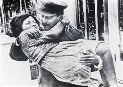 Son « papa » a dû se retourner dans sa tombe s'il a pu entendre condamner ses actes. C'est sa fille préférée qui a émis contre lui ces accusations. En plus il a dû subir « le pire du pire », cette petite fille chérie a pris la nationalité de l'ennemi ! Qui est cette femme ?