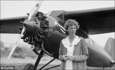 A vous de trouver qui est cette femme qui réalisera beaucoup de premières en aviation, comme la première traversée de l'Atlantique par une femme. On perdit toute trace d'elle lorsqu'elle tenta de réaliser un tour du monde en avion ! Elle a été surnommée « miss Lindy ». Qui est-elle ?