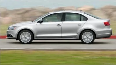 Comment appelle t-on un vhicule scind en trois parties distinctes, le compartiment moteur, l'habitacle et un espace entirement ddi au coffre  la manire de la Volkswagen Jetta (photo) ?