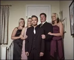 Qui est aux cts de Liam sur la photo ?