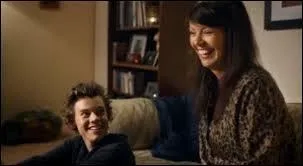 Sur quoi est-il assis sur cette photo ?