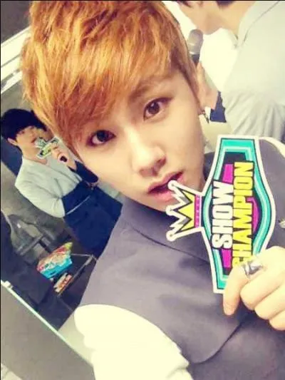 Lors de  Weekly Idol , il a montr ses  talents  pour...