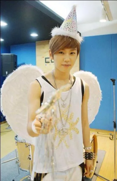 Il a particip  l'criture de certaines chansons du groupe. Vrai ou faux ?