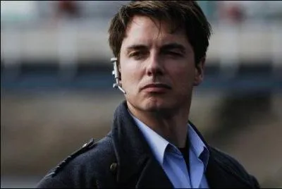 Il est aussi accompagn de Jack Harkness, jou par...