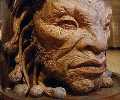 Jack Harkness est aussi connu sous quel nom ?