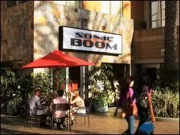 Dans quelle ville vivent Austin & Ally et dans laquelle se trouve aussi le studio  Sonic Boom  ?