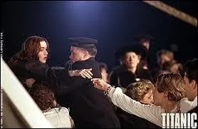 Pourquoi Rose retourne-t-elle sur le Titanic qui est entrain de couler, une fois installer dans le canot ?