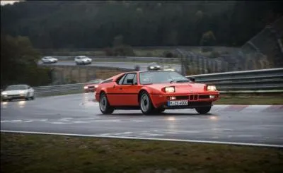 En quelle anne le M1, tonnant coup au design futuriste dessin par Giorgetto Giugiaro, a t-il t prsent par le constructeur munichois BMW au grand public ?