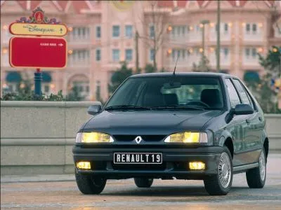 La Renault 19 est l'une des rares voitures franaises a avoir dessin par Giugiaro. A combien d'exemplaires cette franco-italienne s'est elle vendue en 12 ans de carrire ?
