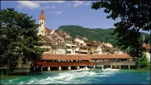 Comment est le drapeau de la Suisse ?