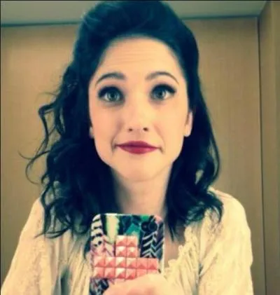 Dans quelle saison Violetta sait-elle qu'Angie est sa tante ?