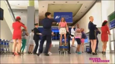 Quelle chanson Violetta chante-t-elle  l'aroport ?