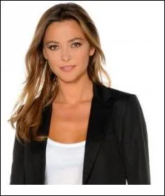 Un petit tour vers les prsentateurs avant de passer aux candidats, qui est cette charmante jeune femme ?