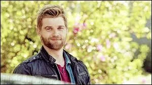 Comment s'appelle le sauveur de la ville ?