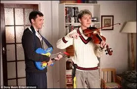 Qui est le membre du groupe prsent sur cette photographie ? Et avec qui se trouve-t-il ?