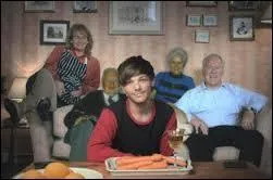 Devant qui Louis est-il sur cette photographie ?