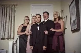 Qui est le membre du groupe prsent sur cette photographie ? Et avec qui se trouve-t-il ?