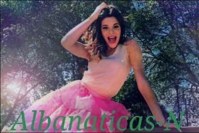 Violetta a embrass 3 garons