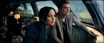 Lors de la tourne de la victoire, dans le train, quelle inscription est inscrite au mur en rouge (uniquement dans le film)