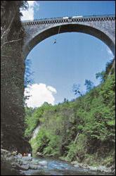 Le pont Napolon enjambe la valle du gave de Gavarnie. Dans quelle commune est-il situ ?