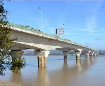 Dans quelle ville se trouve le pont Mitterrand ?