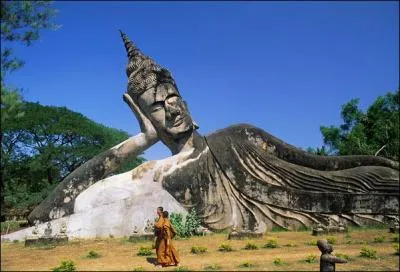 Par quelle mer le Laos est-il bord ?