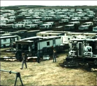Dsormais forc  faire du camping, le trio cherche l'endroit idal pour dresser la tente. Que se passe-t-il dans le camping-caravaning de la photo ci-contre ?