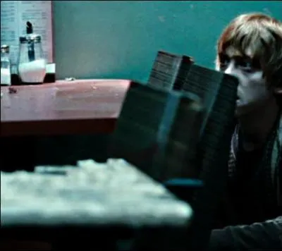 Le trio se rend donc dans un caf, pour noyer leur malheur dans le cappuccino. Mais Ron, ce trublion, dcide de faire un cache-cache. Pourquoi ?