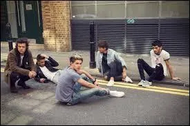 Dans  Right Now , qui commence la chanson ?