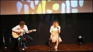 Pourquoi est-elle venue  Paris ?