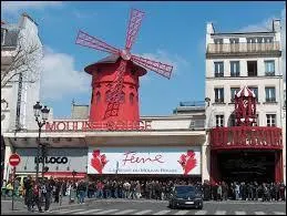 Avec qui est-elle prise en photo devant le Moulin Rouge ?