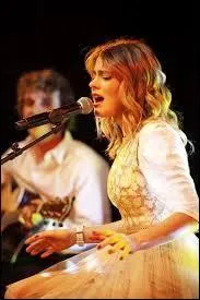 Parmi ces deux chansons, quelle est celle qu'elle n'a pas chante  ses fans ?