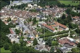 Voici la ville Isroise du Pont-de-Beauvoisin vue du ciel. Elle se situe en rgion ...