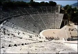 L'un des thtres les mieux conservs, construit au IVe sicle av. JC par Polyctte le Jeune et dot d'une excellente acoustique, peut encore tre utilis de nos jours. O se trouve-t-il ?