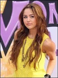 Dans quelle srie Disney Channel a-t-elle jou le rle principal aux cts de son pre et d'Emily Osment ?