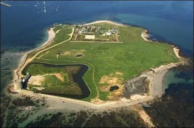 Laquelle de ces les est entoure par la Manche ?