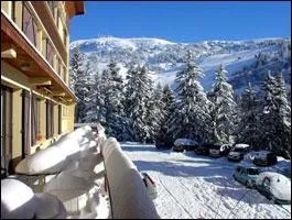 Quel est cet htel de Chamrousse dont la signification russe est une sorte de rsidence secondaire  la campagne ?