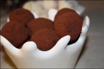 On déguste quelques truffes, et à propos de truffes, quelle est la truffe la moins chère dont nous avons glissé quelques lamelles sous la peau de la volaille ?